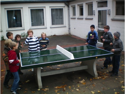 Tischtennisplatte auf dem Schulhof