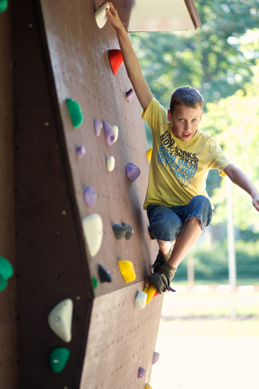Action an der Boulderwand beim Sommerfest Action an der Boulderwand beim Sommerfest
