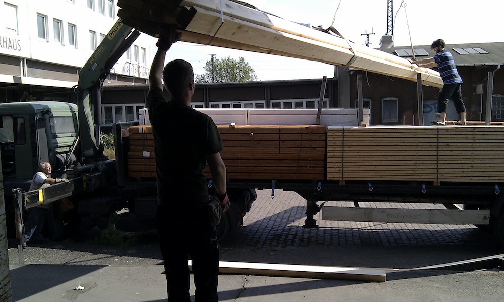 Holzlieferung für die Boulderwand