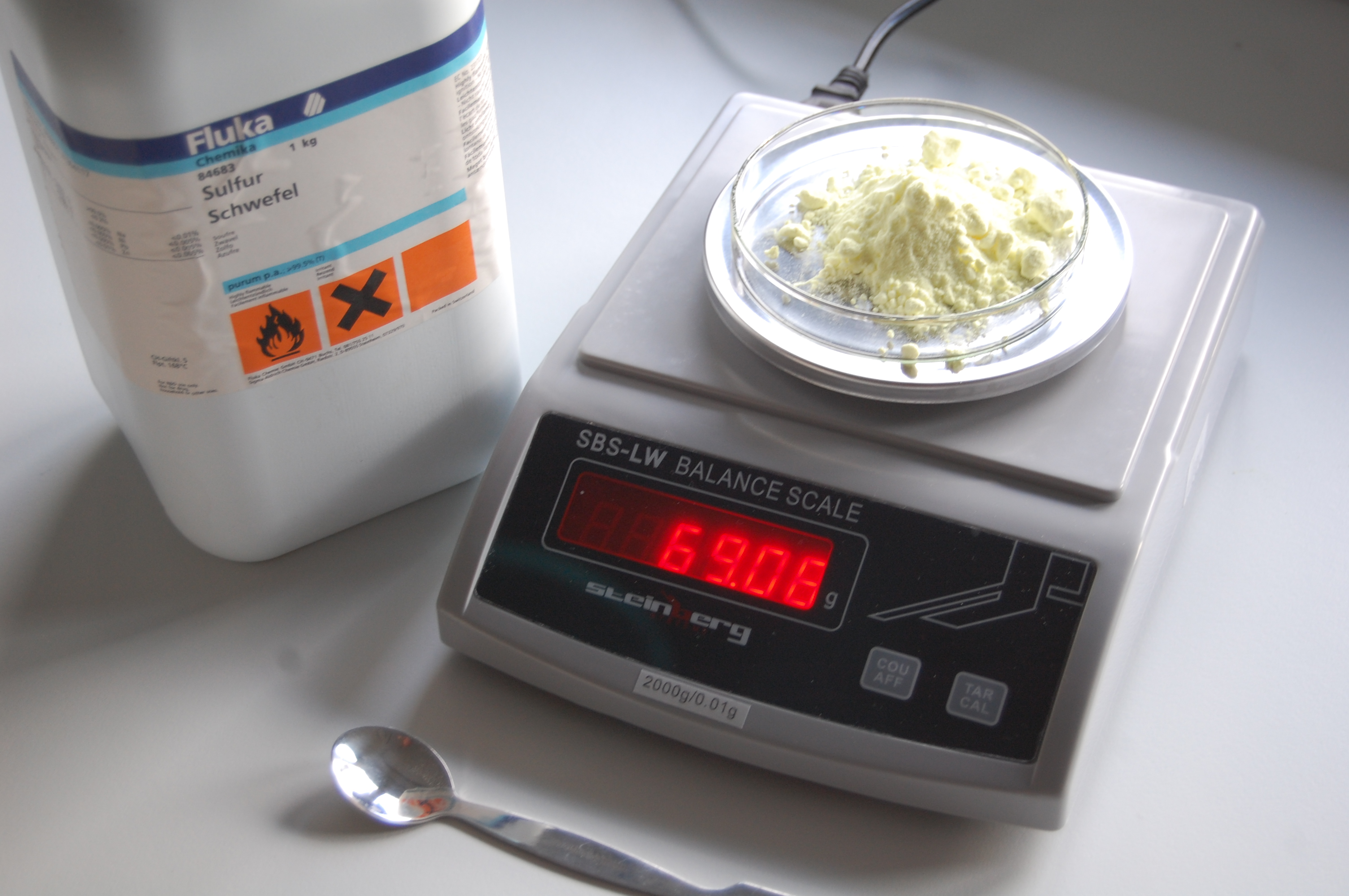 Eine Präzisionswaage im Chemieunterricht