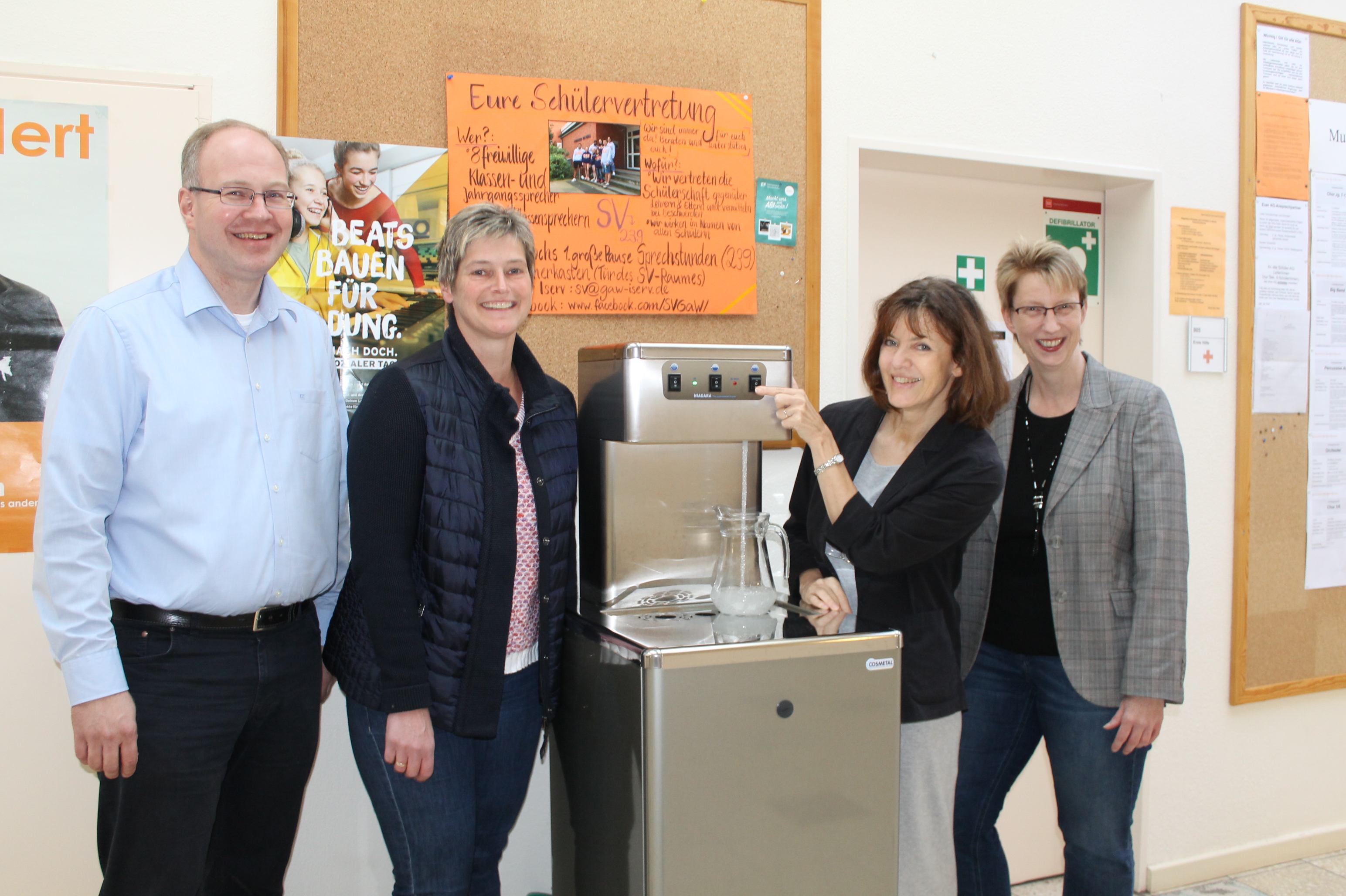 Der vom Schulverein finanzierte Wasserspender im Schulgebäude