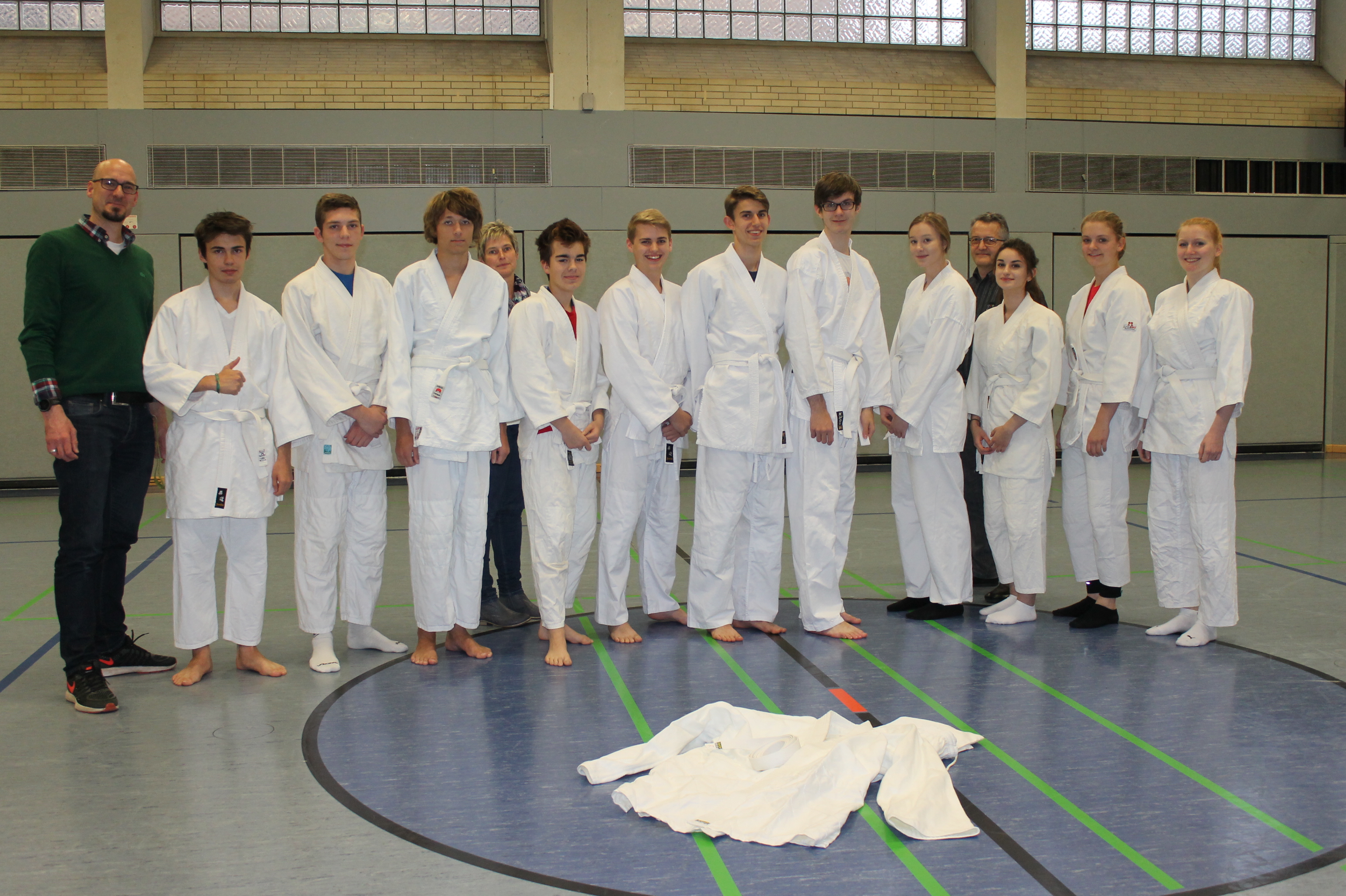 Übergabe neuer Judoanzüge an die Judo-AG