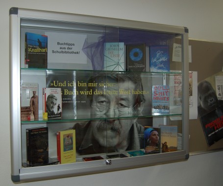 Aus dem Vereinsarchiv: bibliotheksvitrine.jpg